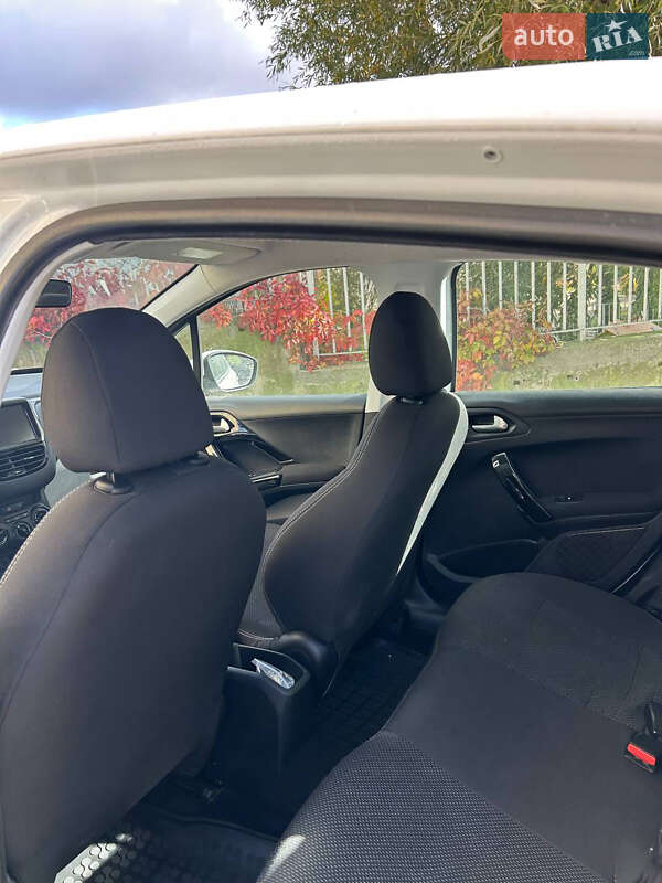 Хэтчбек Peugeot 208 2016 в Киеве фото 10 Хэтчбек Peugeot 208 2016 в Киеве