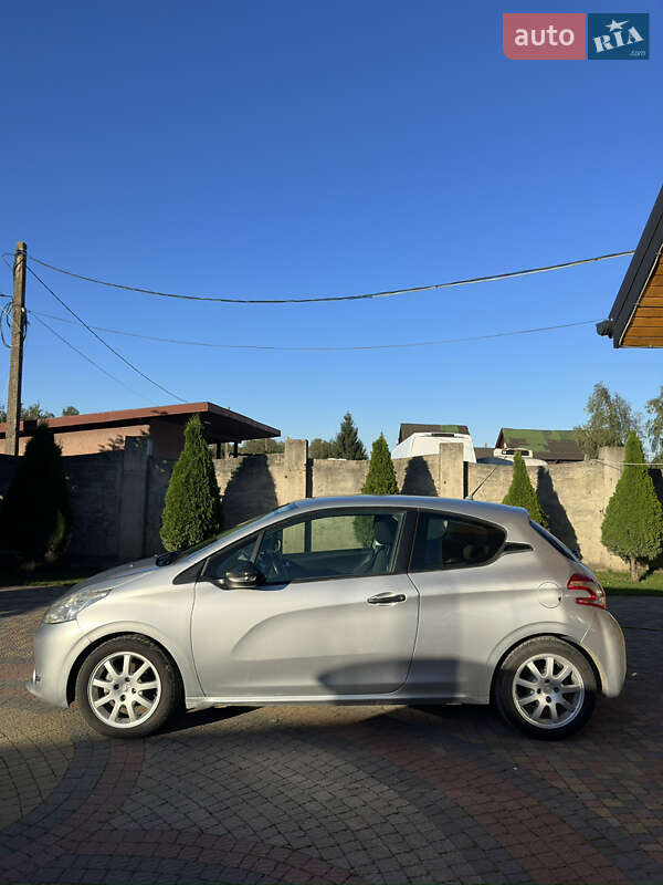 Хетчбек Peugeot 208 2013 в Львові фото 3 Хетчбек Peugeot 208 2013 в Львові