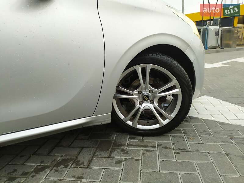 Хетчбек Peugeot 208 2013 в Дніпрі