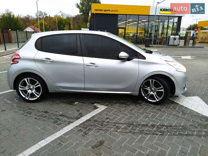 Хетчбек Peugeot 208 2013 в Дніпрі