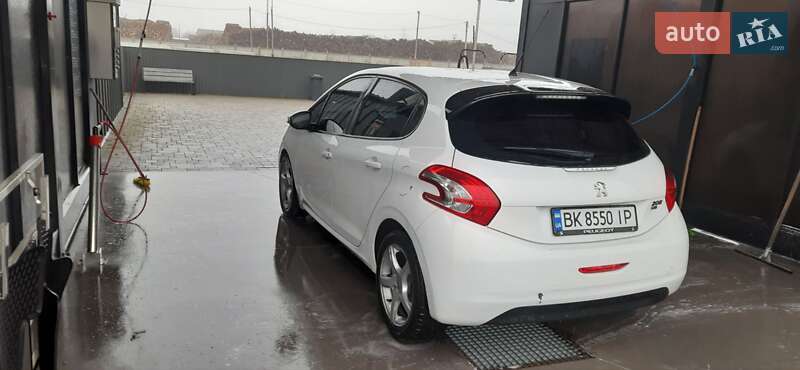 Хэтчбек Peugeot 208 2012 в Брошневе-Осаде