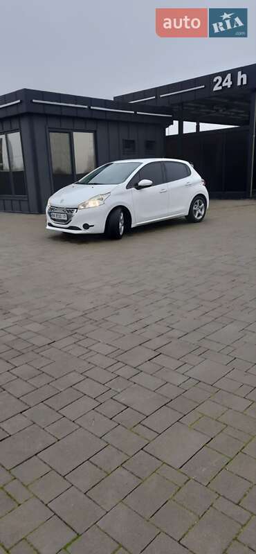Хэтчбек Peugeot 208 2012 в Брошневе-Осаде