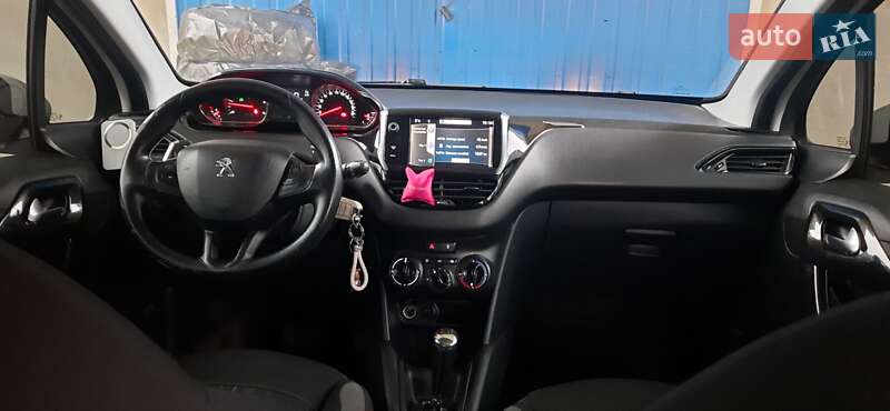Хэтчбек Peugeot 208 2012 в Брошневе-Осаде