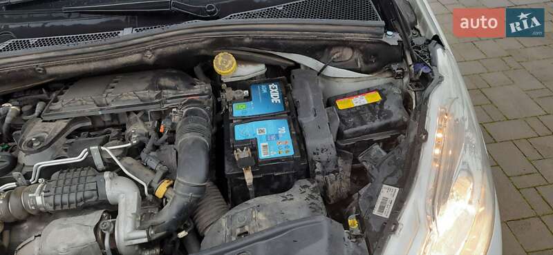 Хэтчбек Peugeot 208 2012 в Брошневе-Осаде