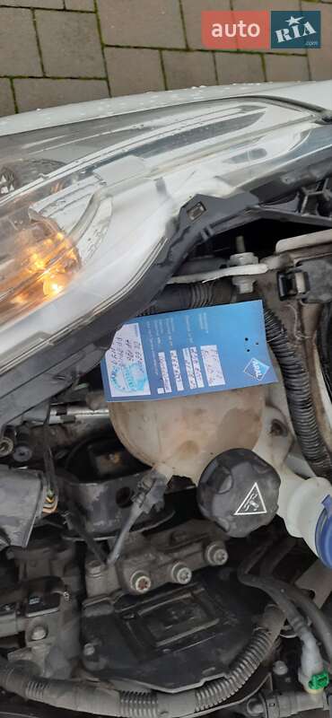 Хэтчбек Peugeot 208 2012 в Брошневе-Осаде