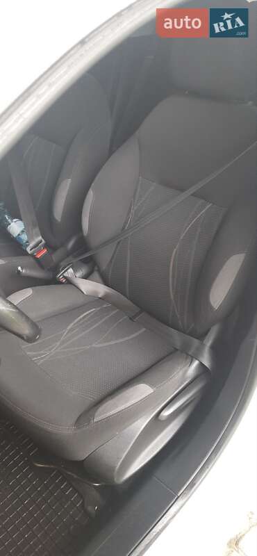 Хэтчбек Peugeot 208 2012 в Брошневе-Осаде