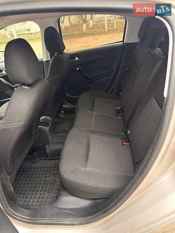 Хетчбек Peugeot 208 2017 в Южноукраїнську