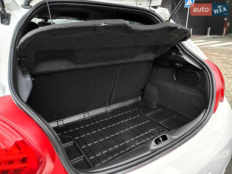 Хэтчбек Peugeot 208 2013 в Киеве фото 16 Хэтчбек Peugeot 208 2013 в Киеве