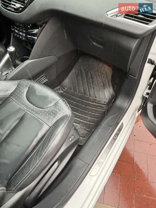 Хэтчбек Peugeot 208 2014 в Ровно
