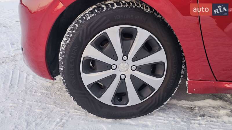 Хэтчбек Peugeot 208 2012 в Ивано-Франковске