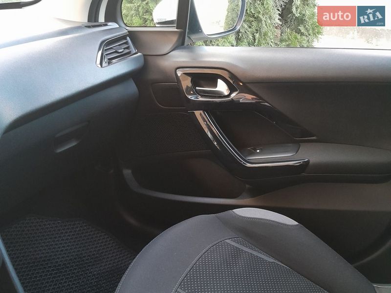 Хэтчбек Peugeot 208 2012 в Рогатине