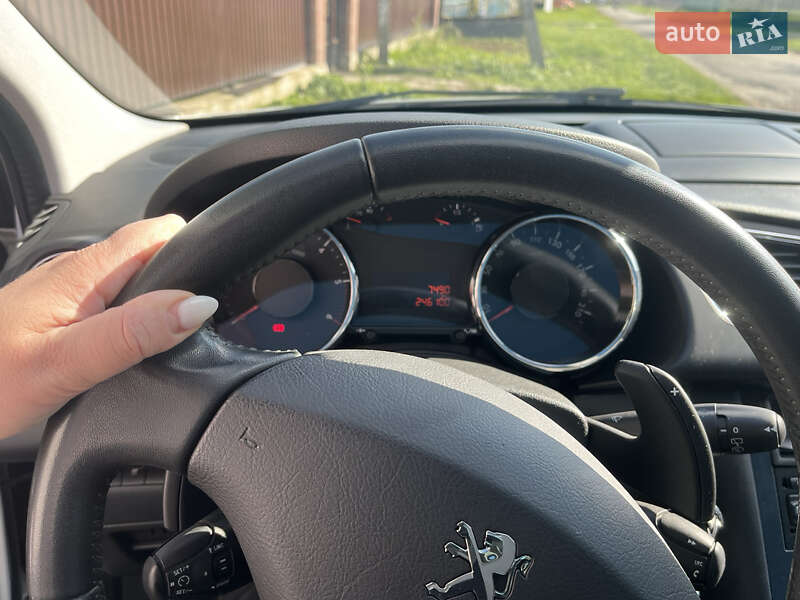 Позашляховик / Кросовер Peugeot 3008 2014 в Волочиську