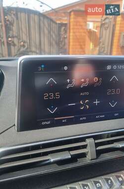 Позашляховик / Кросовер Peugeot 3008 2019 в 
