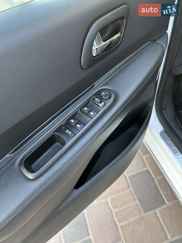 Позашляховик / Кросовер Peugeot 3008 2012 в Миколаєві