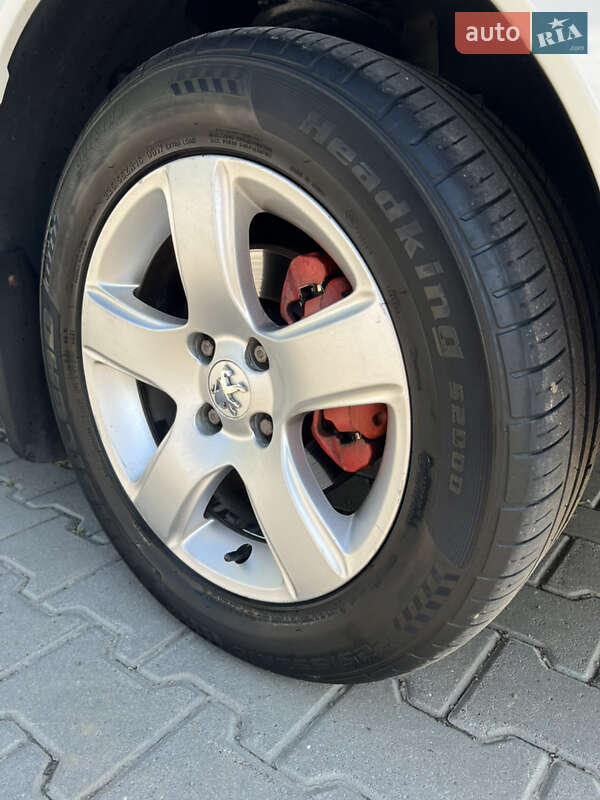 Внедорожник / Кроссовер Peugeot 3008 2011 в Черновцах