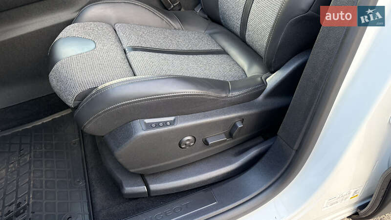 Внедорожник / Кроссовер Peugeot 3008 2018 в Киеве