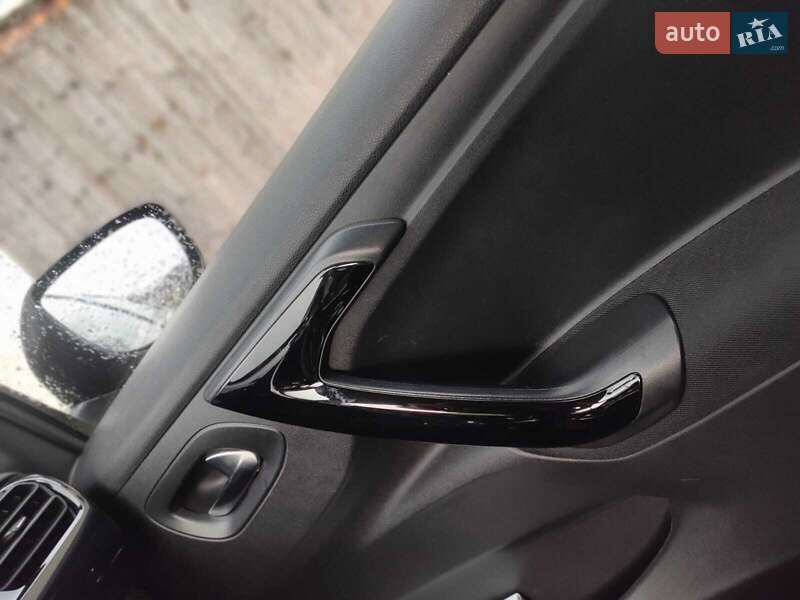 Седан Peugeot 301 2018 в Львові