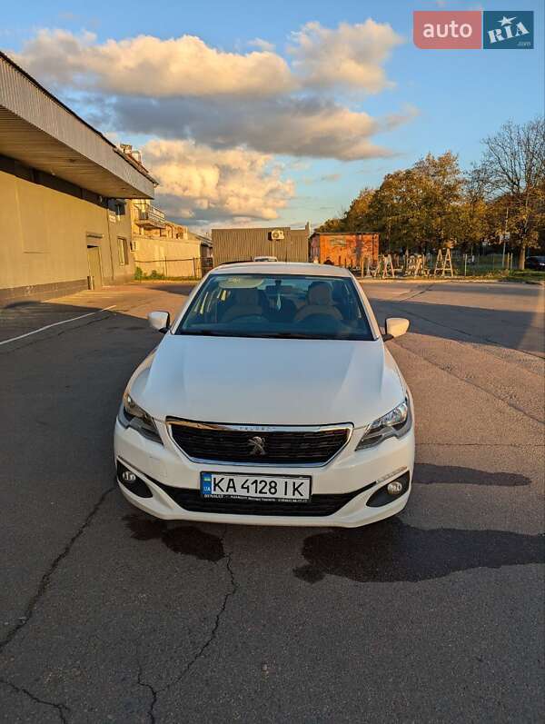 Седан Peugeot 301 2017 в Львове