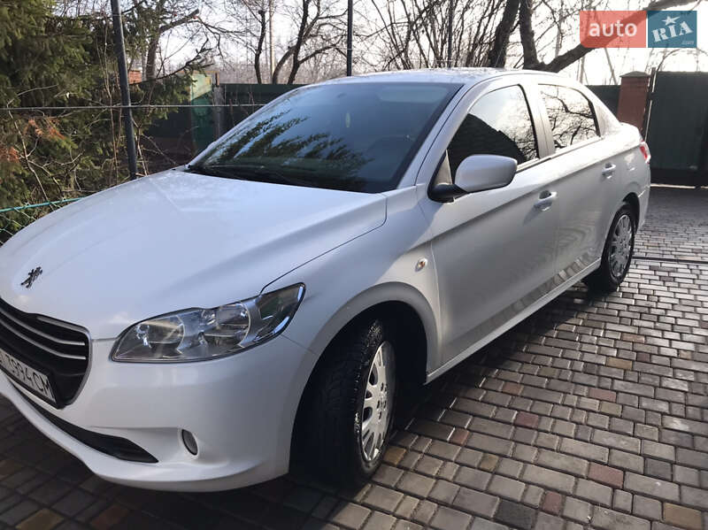 Седан Peugeot 301 2016 в Карлівці