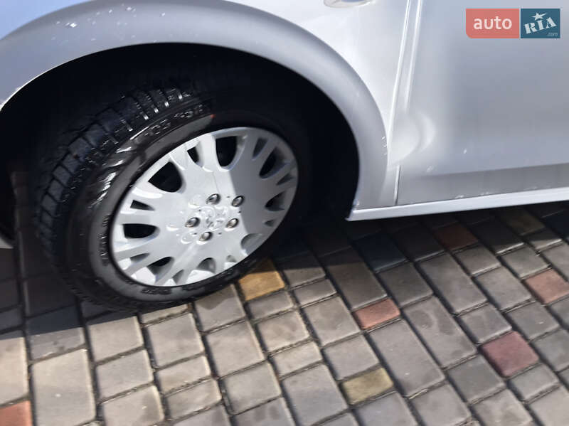 Седан Peugeot 301 2016 в Карлівці