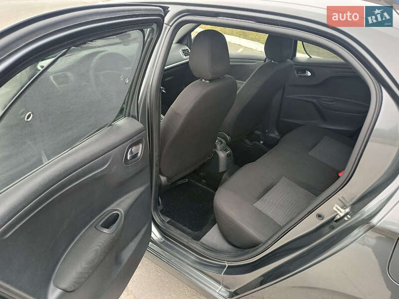 Седан Peugeot 301 2013 в Києві