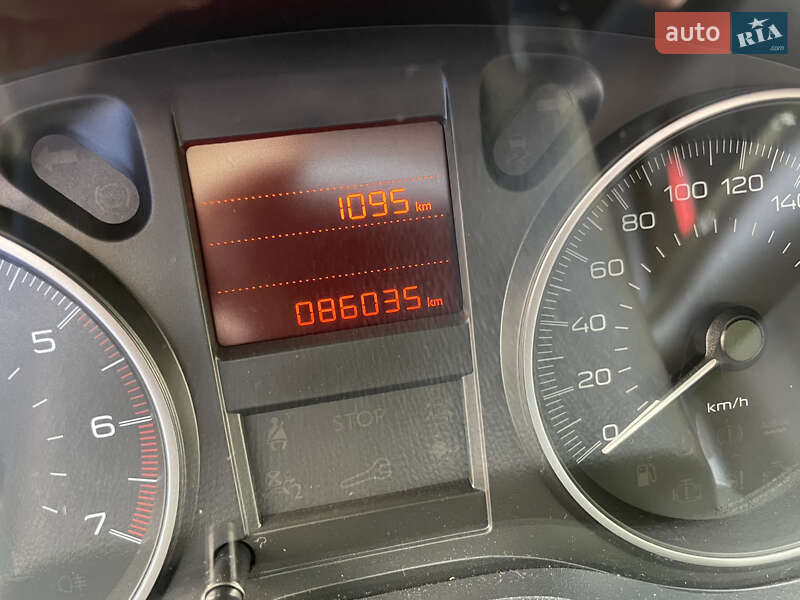 Седан Peugeot 301 2017 в Сокале