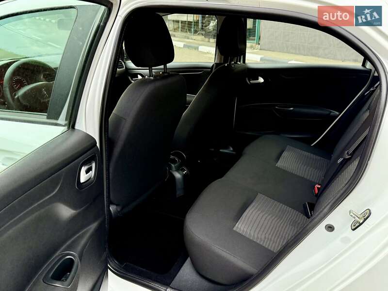 Седан Peugeot 301 2020 в Киеве