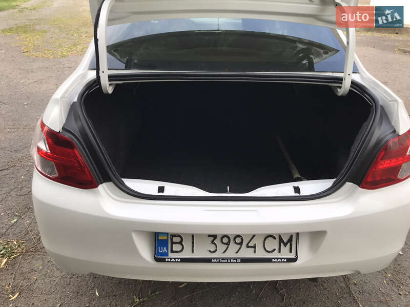 Седан Peugeot 301 2016 в Карлівці