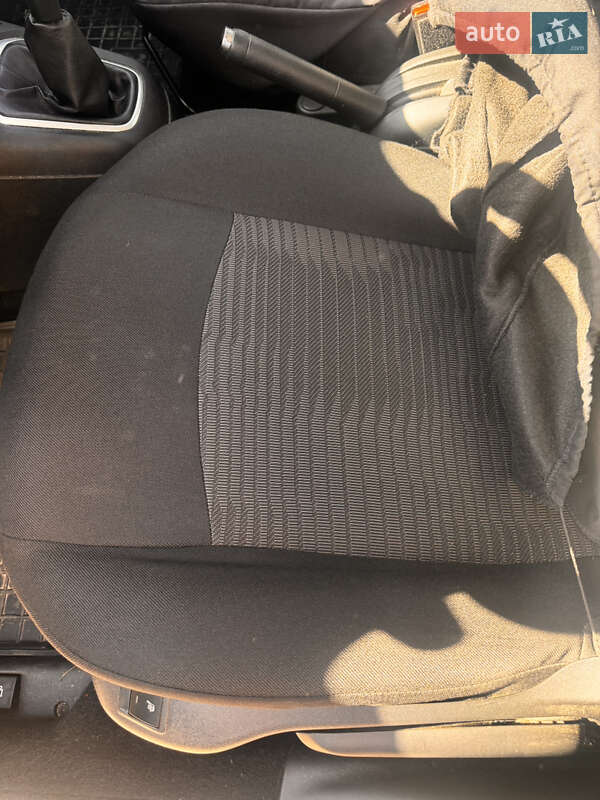 Седан Peugeot 301 2019 в Львове