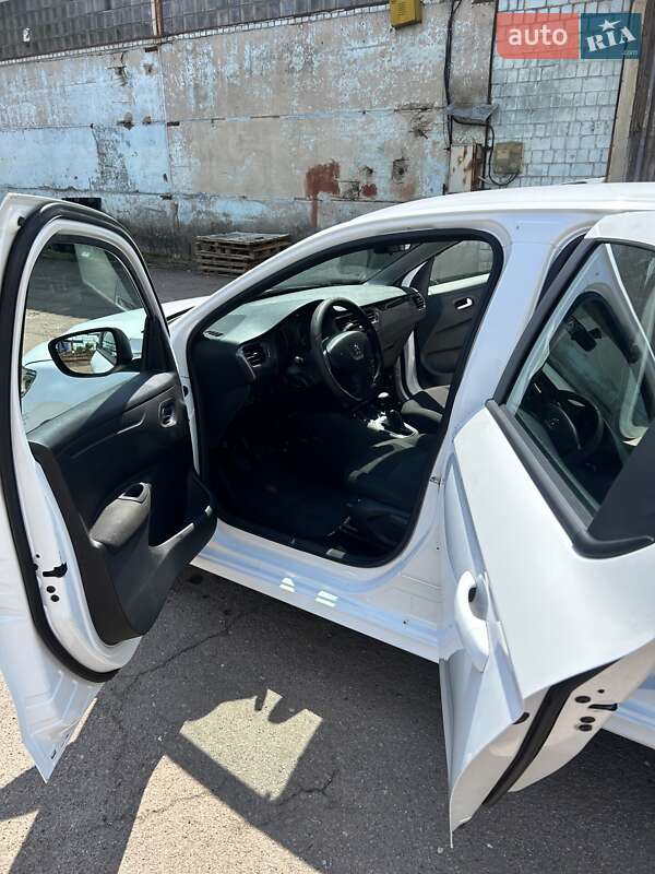 Седан Peugeot 301 2017 в Києві