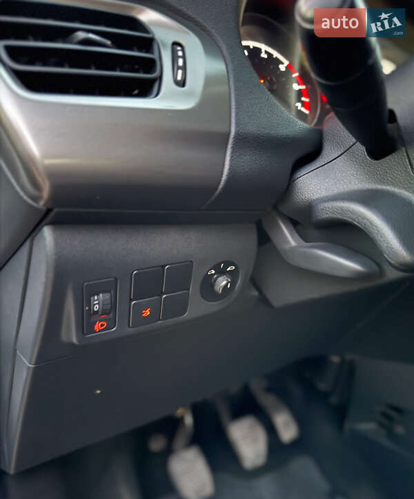 Седан Peugeot 301 2017 в Днепре