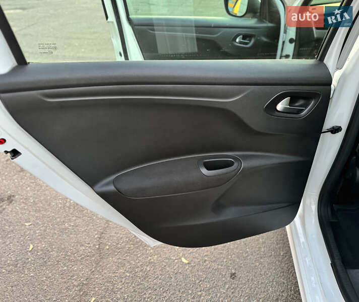 Седан Peugeot 301 2017 в Днепре