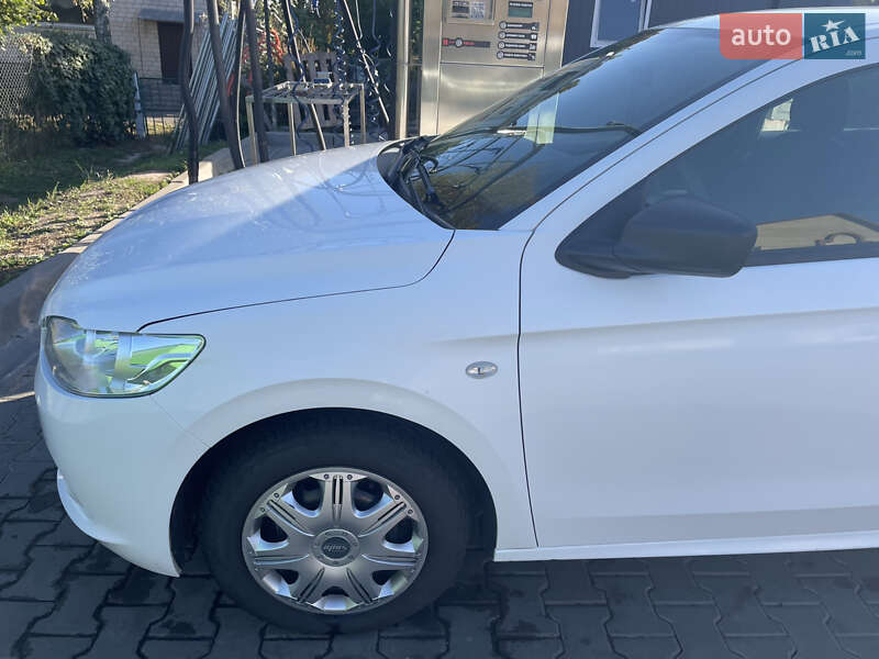 Седан Peugeot 301 2016 в Яготині