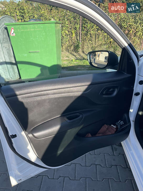 Седан Peugeot 301 2016 в Яготині