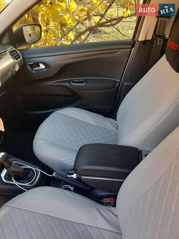 Седан Peugeot 301 2020 в Побужському