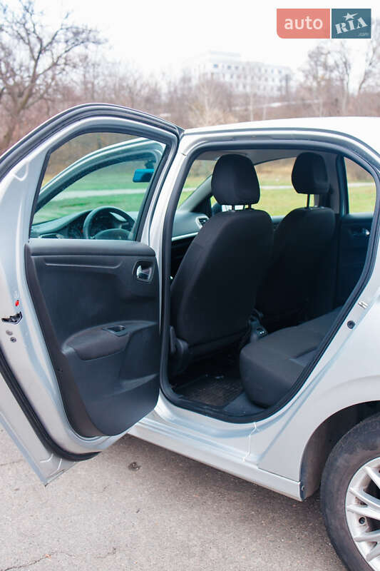 Седан Peugeot 301 2013 в Дніпрі