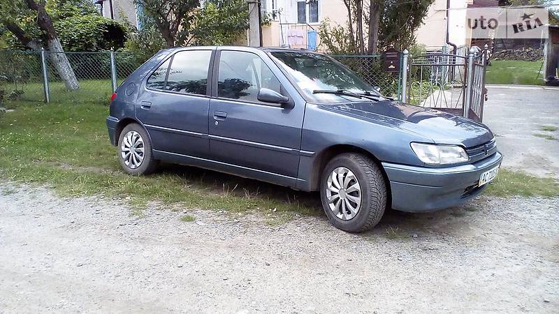 Хэтчбек Peugeot 306 1994 в Остроге