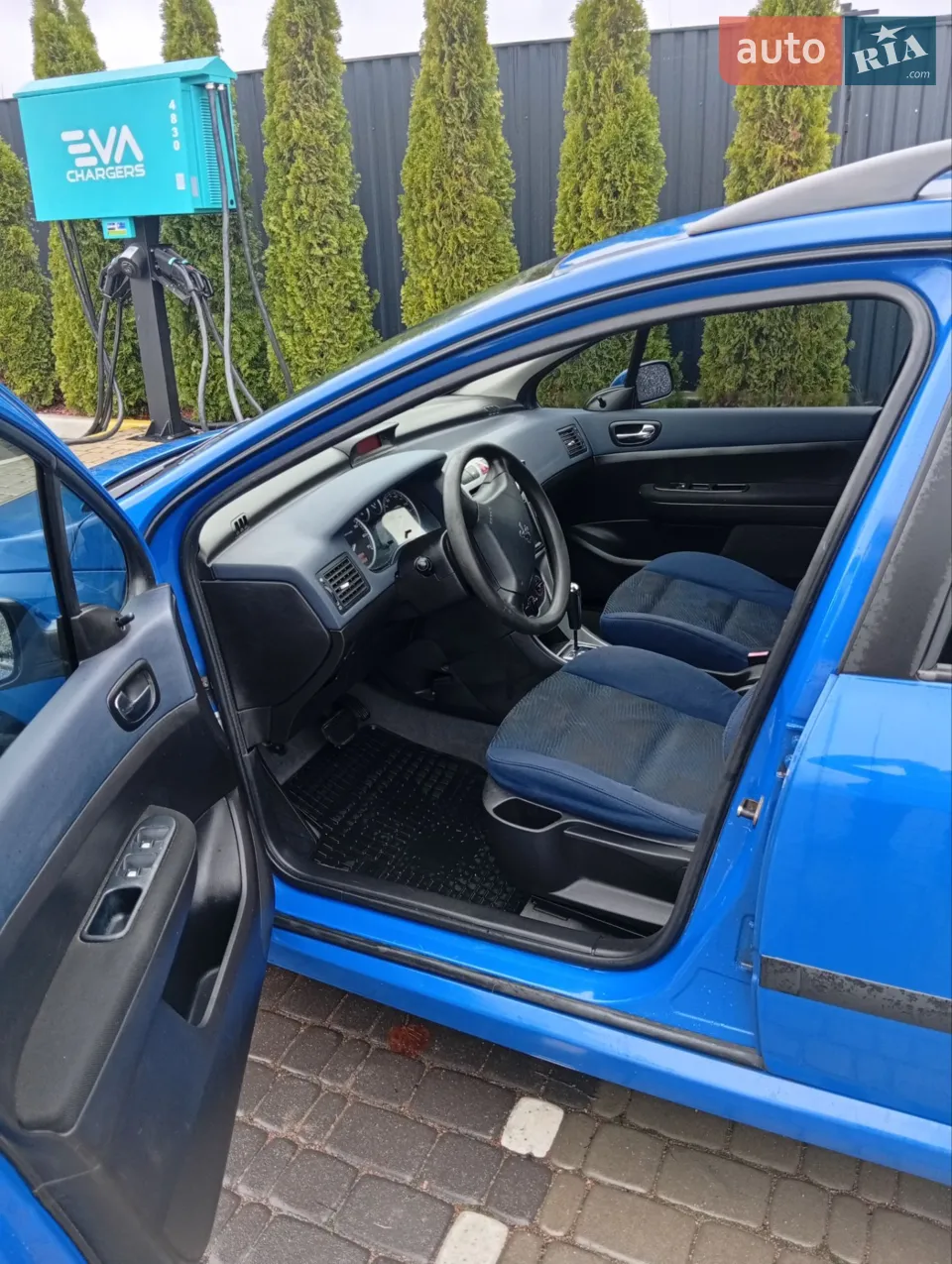 Авто у гарному стані,на ходу.Салон просторий,багажник вмісткий .Є 4 зимових скати з дисками . Є накидки на седіння. 