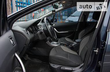 Хетчбек Peugeot 308 2011 в 