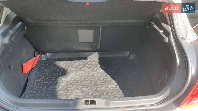 Хетчбек Peugeot 308 2012 в Ужгороді