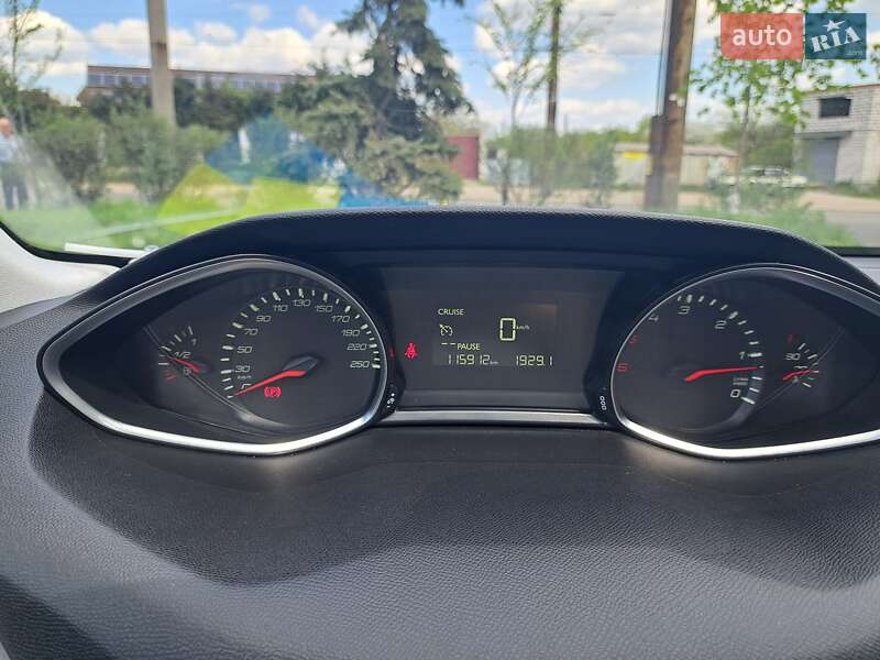 Хэтчбек Peugeot 308 2015 в Запорожье