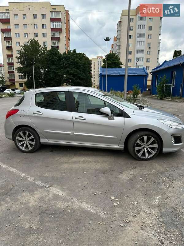 Хэтчбек Peugeot 308 2011 в 