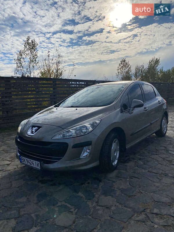 Хэтчбек Peugeot 308 2010 в Березному