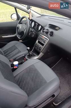 Хетчбек Peugeot 308 2011 в 