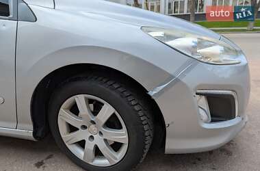Хетчбек Peugeot 308 2011 в 