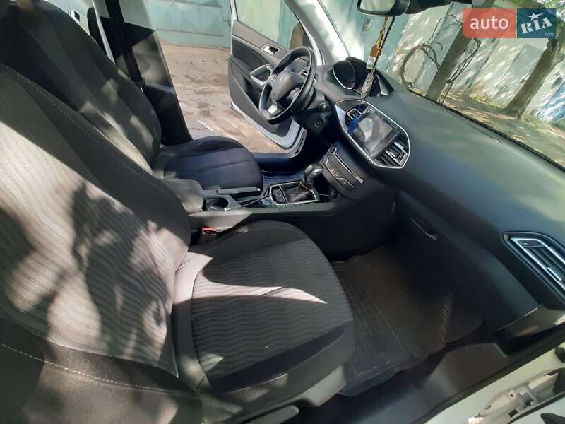 Універсал Peugeot 308 2015 в Тернополі