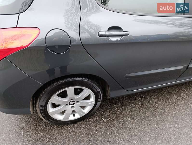 Хэтчбек Peugeot 308 2013 в Киеве