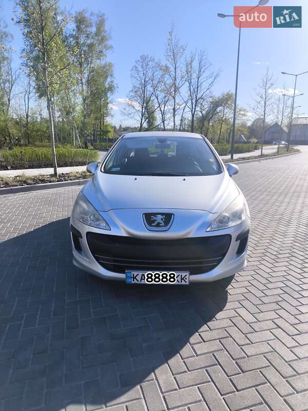 Хэтчбек Peugeot 308 2010 в 