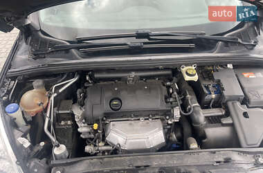 Хэтчбек Peugeot 308 2012 в 