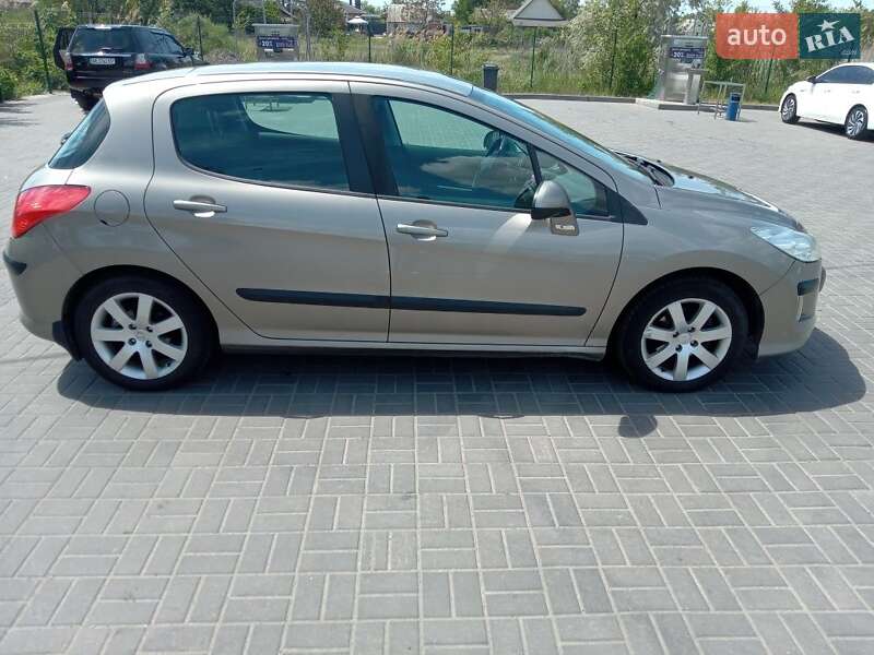 Хэтчбек Peugeot 308 2011 в 